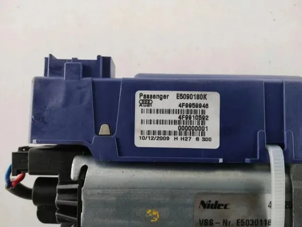 Audi A4 B8 Kombi Höger Bakluckstöd OEM 8K9827852A image 3