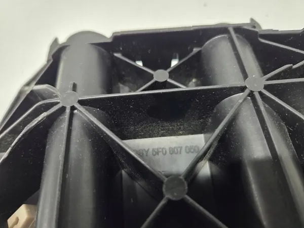 Suporte de Para-choque Dianteiro Direito SEAT LEON 3 5F0807050 image 3