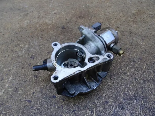 Imupumppu AUDI A3 8P GOLF VI GTI 2.0 TFSI 06H127025K image 3