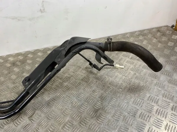 Mazda CX-9 Tankfyllningshals OEM 21L14L42125 image 8