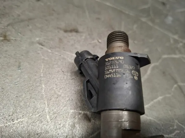 Injecteur Volvo XC70 II OEM 31272690 - Occasion image 3