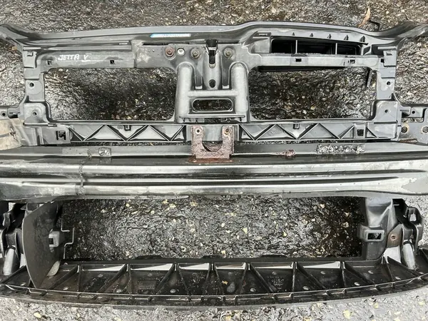 VW Jetta V 2.0 TDI Frontverstärkung image 3