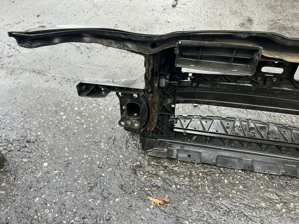 VW Jetta V 2.0 TDI Frontverstärkung image 5