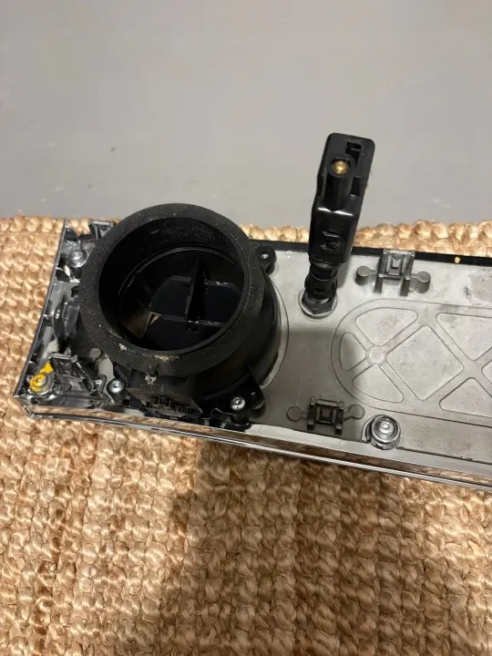 Bentley Bentayga ilmanvaihtopaneeli OEM 36B857060 image 4