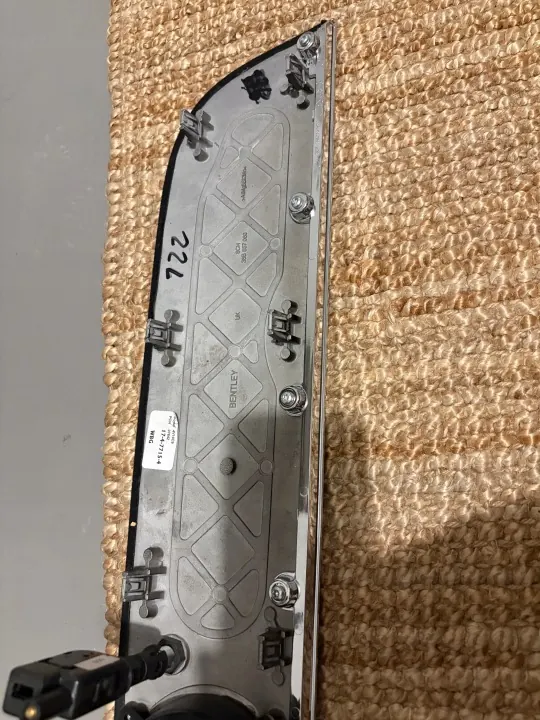 Bentley Bentayga ilmanvaihtopaneeli OEM 36B857060 image 5