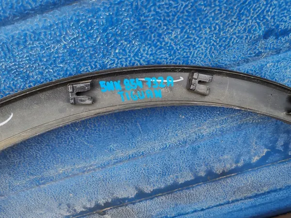 VW Tiguan II Allspace Oikea Etulokasuoja 5NN854732A image 4