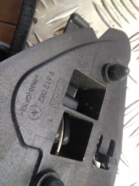 Konepeitteen avauskahva OEM 9612082 Citroën C4 I:lle image 3