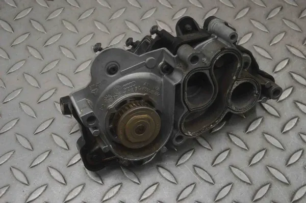 Pompa acqua VW Jetta MK6 1.4L 2012 04C121042C image 5