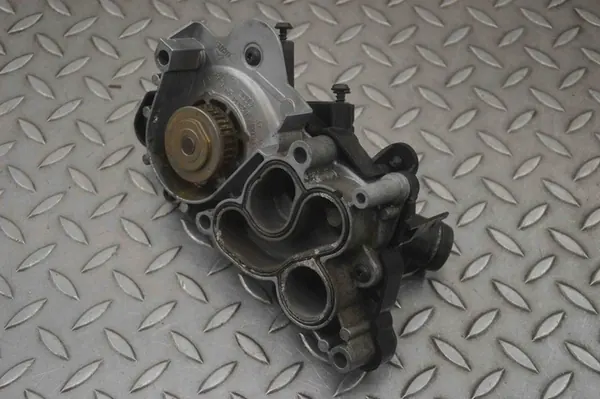 Pompa acqua VW Jetta MK6 1.4L 2012 04C121042C image 6