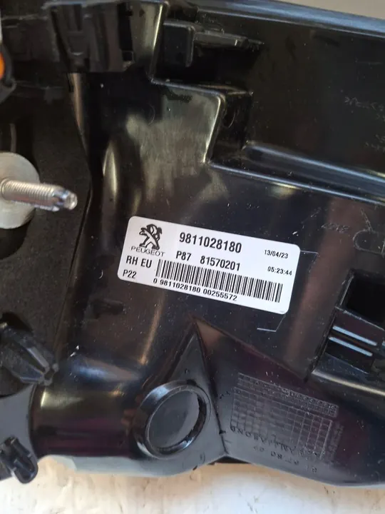Luz Trasera Derecha Peugeot 5008 II 9811028180 image 2