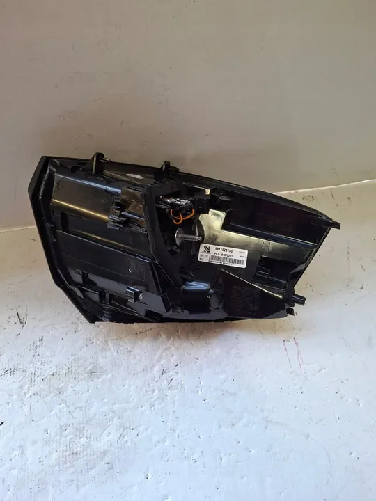 Luz Trasera Derecha Peugeot 5008 II 9811028180 image 5