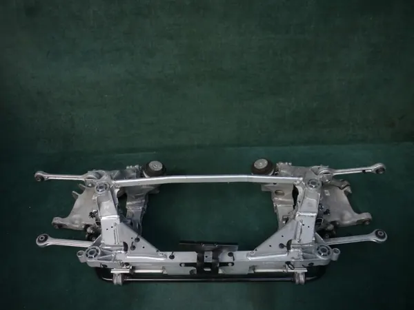 Tornillos traseros OEM KY63-5R003-A para Aston Martin Vantage image 2