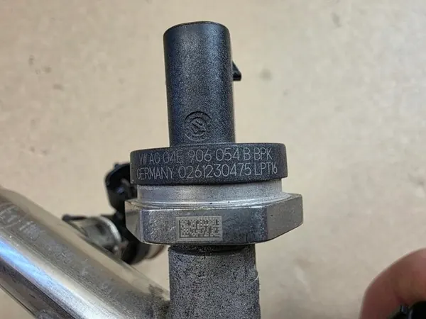 Carril de inyección GNC OEM 04C133185AB para VW (Usado) image 3