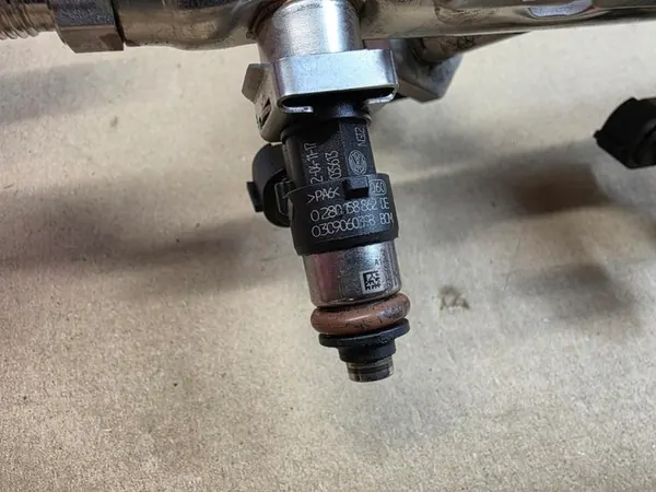 Carril de inyección GNC OEM 04C133185AB para VW (Usado) image 4