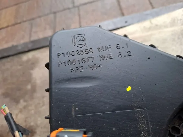 AdBlue Tank PEUGEOT 3008 II P1002560 image 10