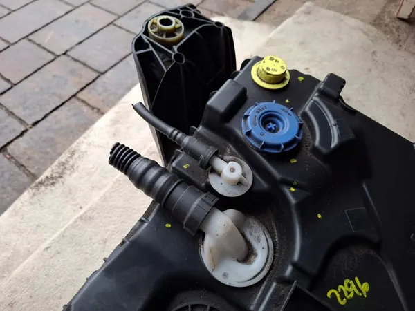 AdBlue Tank PEUGEOT 3008 II P1002560 image 2