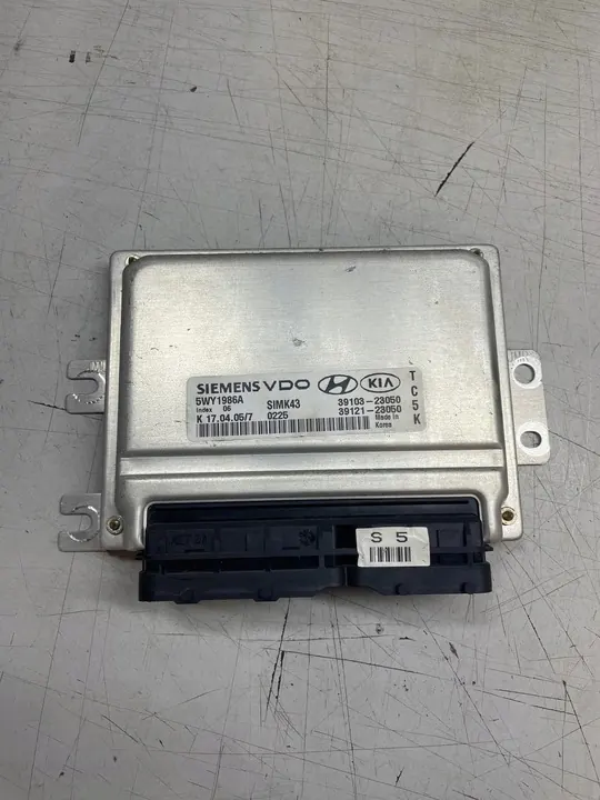 KIA SPORTAGE II 2.0 16V Unité de Contrôle Moteur image 2