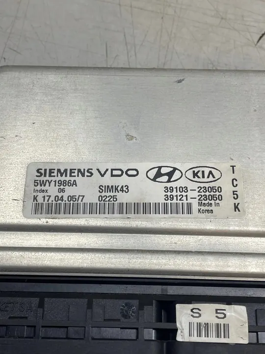 KIA SPORTAGE II 2.0 16V Unité de Contrôle Moteur image 3