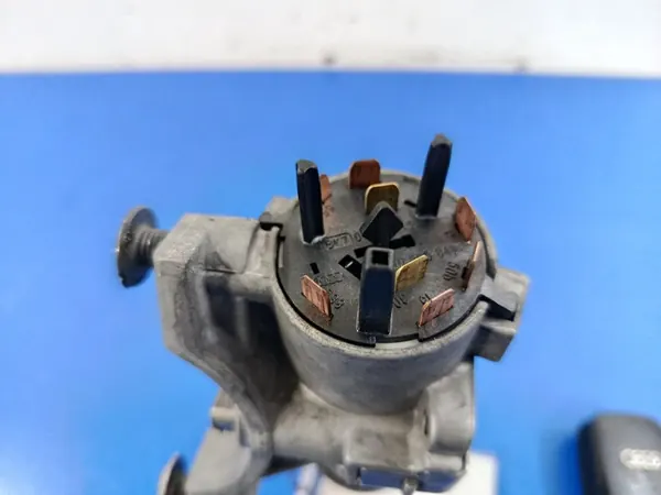 AUDI A2 8Z Sytytyskytkin 2 avaimella image 3