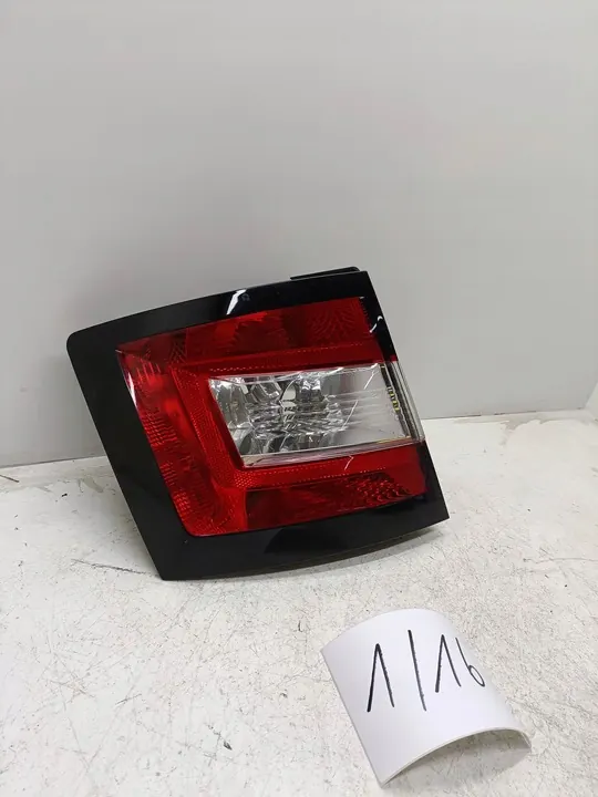 Luz trasera izquierda para Skoda Fabia III HB image 2