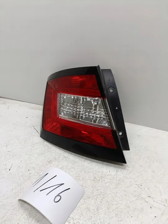Luz trasera izquierda para Skoda Fabia III HB image 3