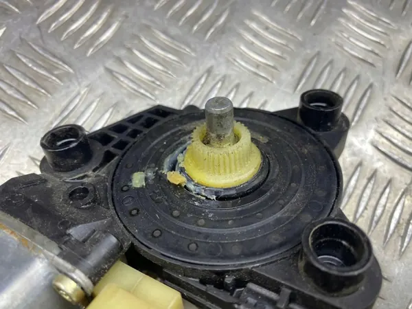 Mercedes-Benz achterrechter deur raammotor OEM A2038203042 image 4