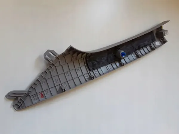 Moldura de pilar Hyundai Ioniq OEM 85820G2000 - Usado image 3