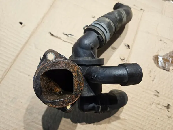 Termostaatin kotelo OEM 03L121111AE VW Passat B7:lle image 4