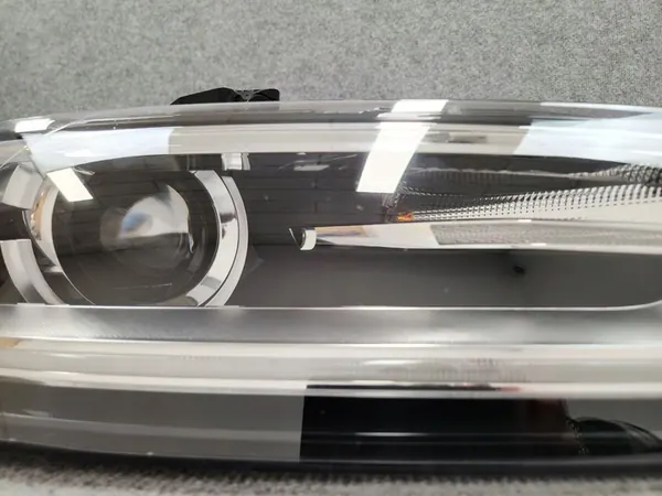 Reflector de faro delantero derecho - Audi Q3 2011-2014 OEM image 3