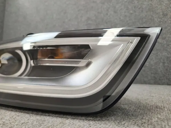 Reflector de faro delantero derecho - Audi Q3 2011-2014 OEM image 4
