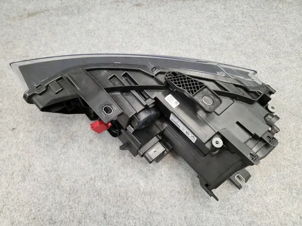 Reflector de faro delantero derecho - Audi Q3 2011-2014 OEM image 5