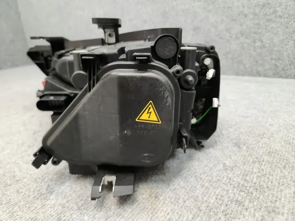 Reflector de faro delantero derecho - Audi Q3 2011-2014 OEM image 6