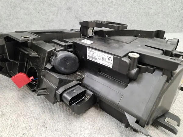 Reflector de faro delantero derecho - Audi Q3 2011-2014 OEM image 7