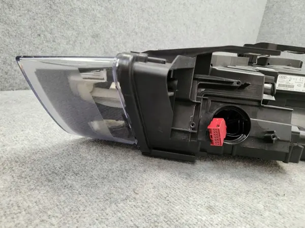 Reflector de faro delantero derecho - Audi Q3 2011-2014 OEM image 8