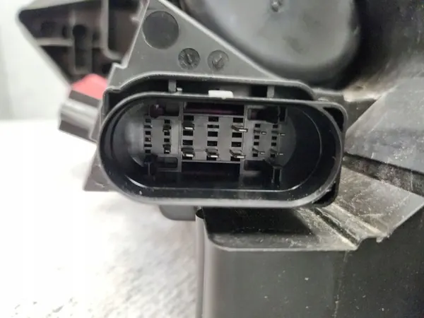 Reflector de faro delantero derecho - Audi Q3 2011-2014 OEM image 9