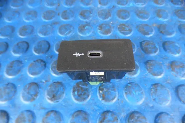 Tomada USB OEM 3G5035726B para Volkswagen Passat B8 image 2
