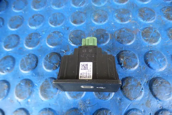 Tomada USB OEM 3G5035726B para Volkswagen Passat B8 image 3