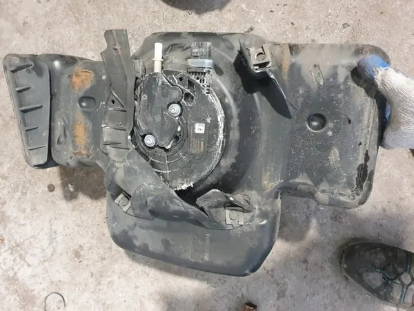 Tanque AdBlue usado OEM 5803236615 para Iveco DAILY VI image 4