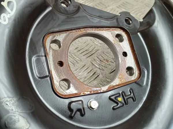 Honda HR-V Bakre bromsskydd OEM FOB37828 image 3