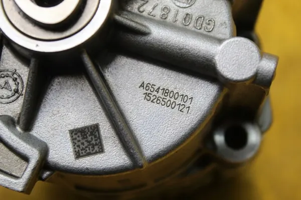 Bomba de óleo Mercedes OEM A6541800101 - Peça OE usada image 10