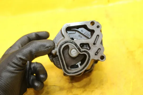 Bomba de óleo Mercedes OEM A6541800101 - Peça OE usada image 3
