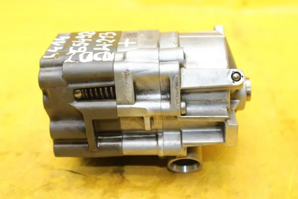 Bomba de óleo Mercedes OEM A6541800101 - Peça OE usada image 4
