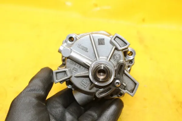 Bomba de óleo Mercedes OEM A6541800101 - Peça OE usada image 5