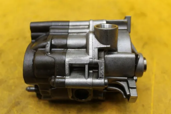 Bomba de óleo Mercedes OEM A6541800101 - Peça OE usada image 6