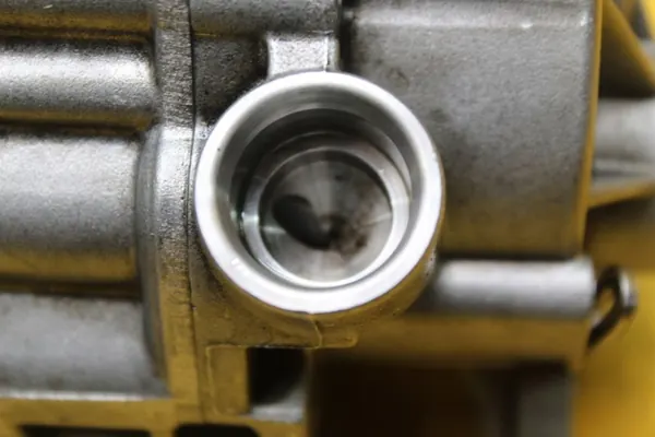 Bomba de óleo Mercedes OEM A6541800101 - Peça OE usada image 7