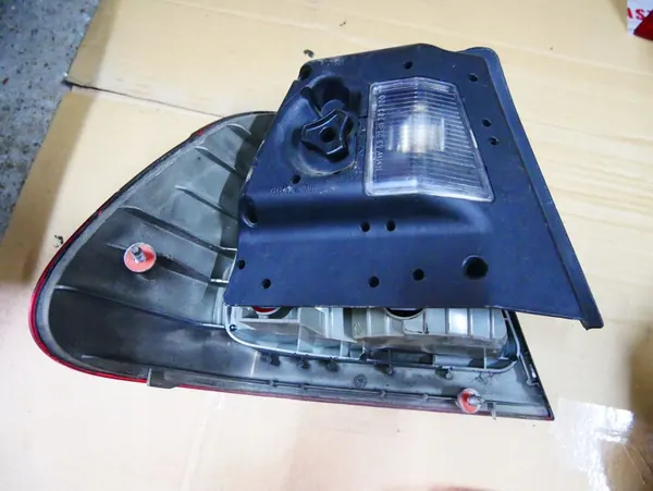 BMW E46 Sedán Luz Trasera Derecha OEM 6910532 image 3