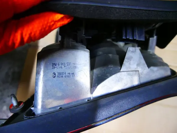 BMW E46 Sedán Luz Trasera Derecha OEM 6910532 image 4