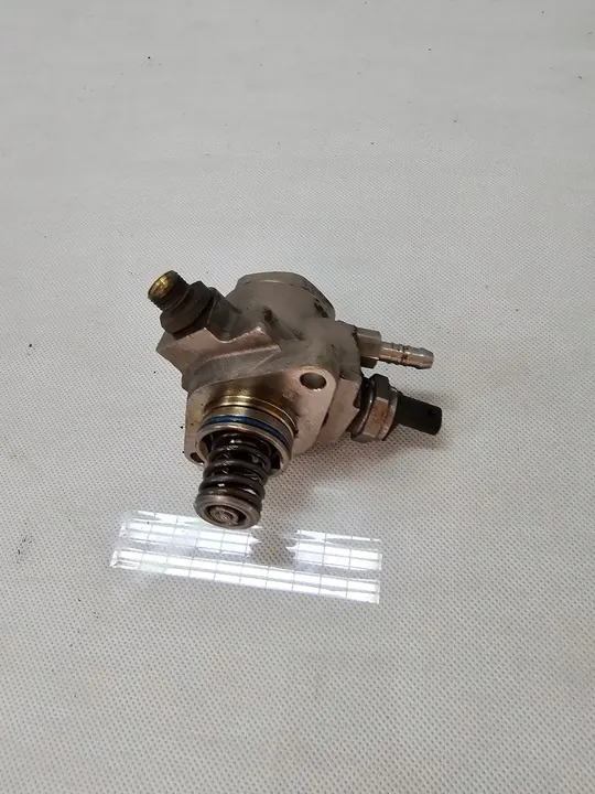 Högtryck bränslepump Skoda Fabia 3 1.2 TSI OEM 04E127026AT image 4