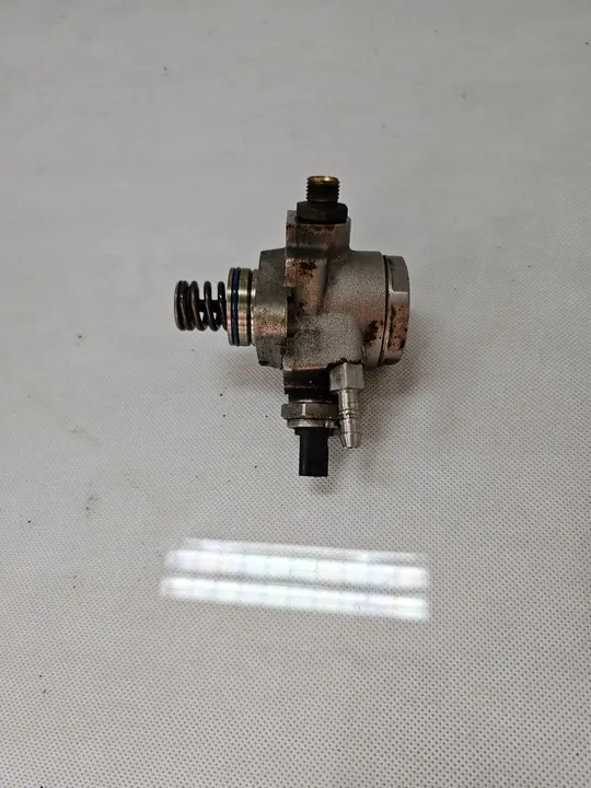 Högtryck bränslepump Skoda Fabia 3 1.2 TSI OEM 04E127026AT image 5