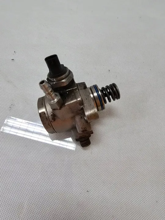 Högtryck bränslepump Skoda Fabia 3 1.2 TSI OEM 04E127026AT image 8
